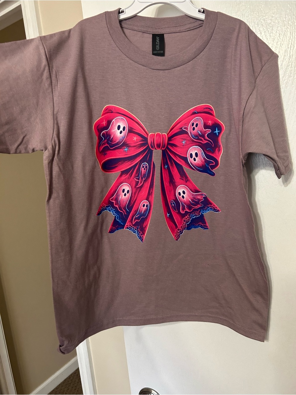 Youth Small NWOT Ghost Bow Graphic Tee